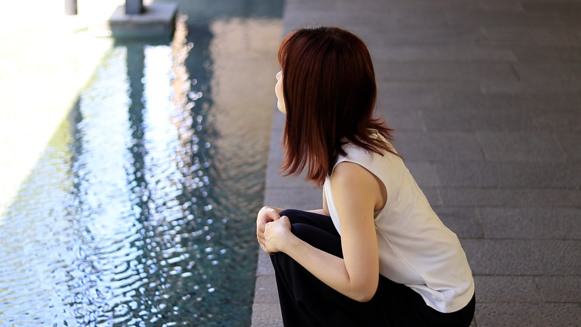 水辺で心を整える女性